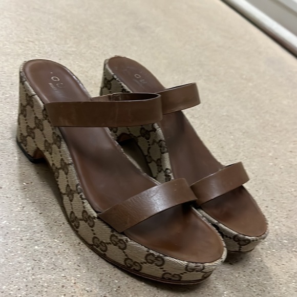 Adorable, Gucci monogram platform sandals - Picture 6 of 6